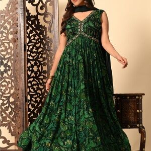 Elegant Green Sleeveless Dress, crepe with dupatta